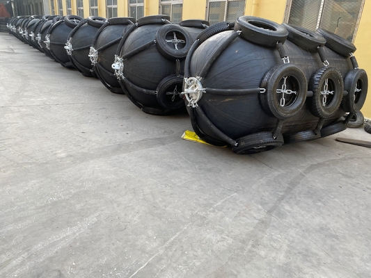 Protection des bateaux avec des ailes gonflables en caoutchouc et des matériaux en tissu de cordon de pneu trempé