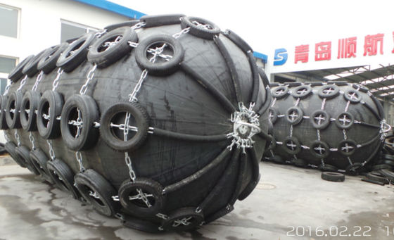 Fender pneumatique en caoutchouc à faible entretien Fender marin certifié CCS pour les applications d'amarrage et de protection des ports