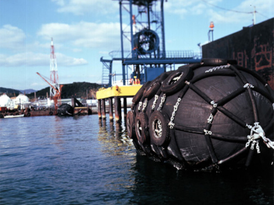 Amortisseur en caoutchouc pneumatique net de Yokohama de pneu accouplant des types d'amortisseur du bateau 0.05mpa