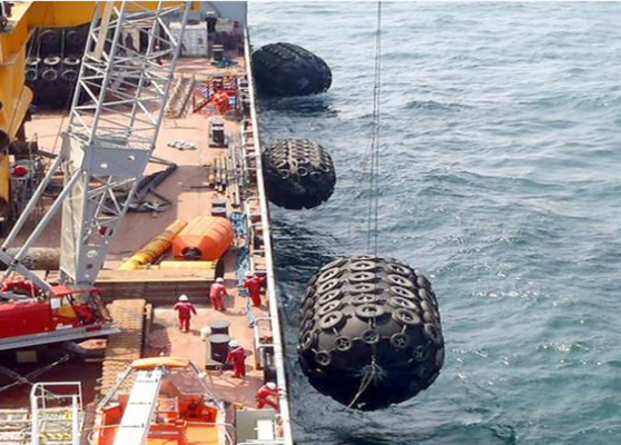 Amortisseurs en caoutchouc gonflables de l'amortisseur 0.05mpa de bateau de protection de Platfprm d'océan pour des docks