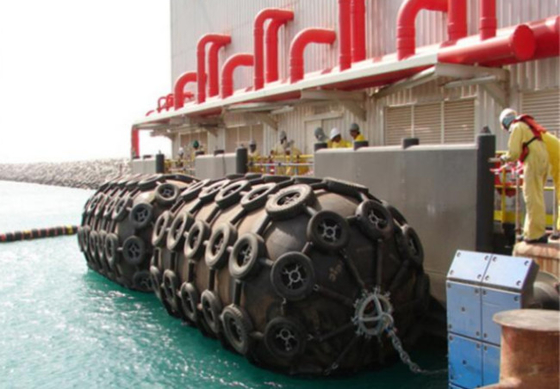 Type Marine Pneumatic Rubber Fenders de Yokohama pour le bateau accouplant la protection